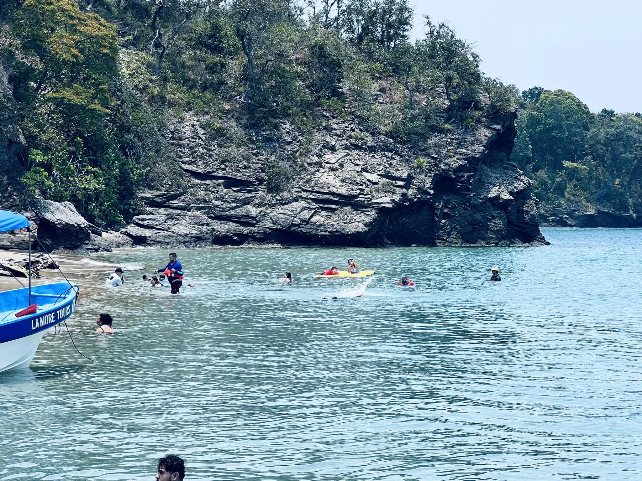 Aguas cristalinas y rocas en Cayos Cochinos