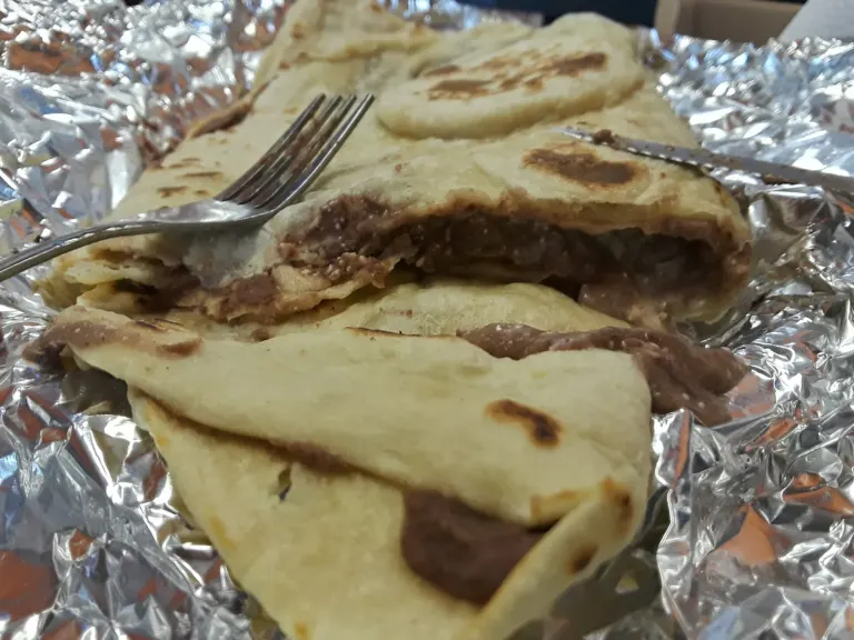 Baleada hondureña con frijoles, queso y mantequilla