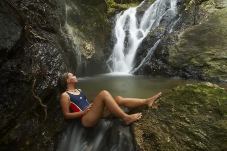 Cascada y aguas termales cerca de Sambo Creek, La Ceiba