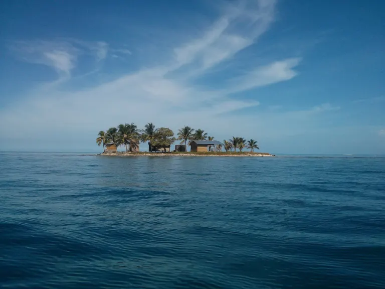 Cayo con palmeras rodeado de mar turquesa en Cayos Cochinos, Honduras