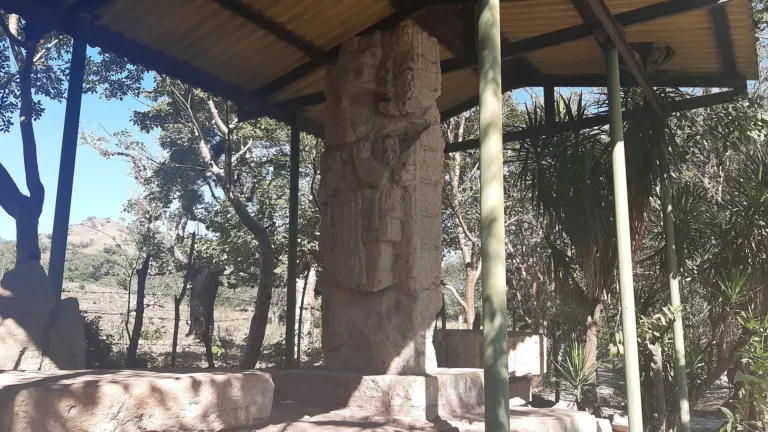 Estela maya tallada en el parque arqueológico de Copán, Honduras