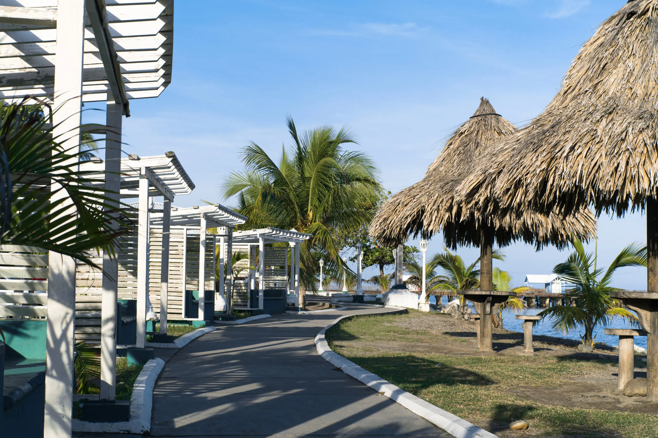 Malecón de La Ceiba frente al mar Caribe