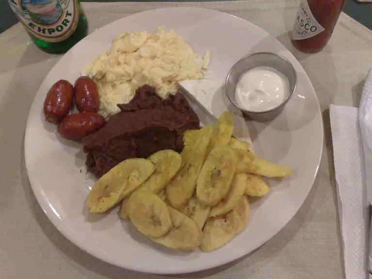 Plato típico hondureño con carne, chorizo y plátano