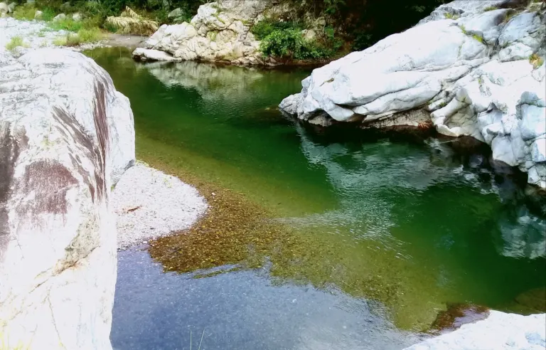 Aguas cristalinas y rocas de granito en el río Cangrejal, La Ceiba
